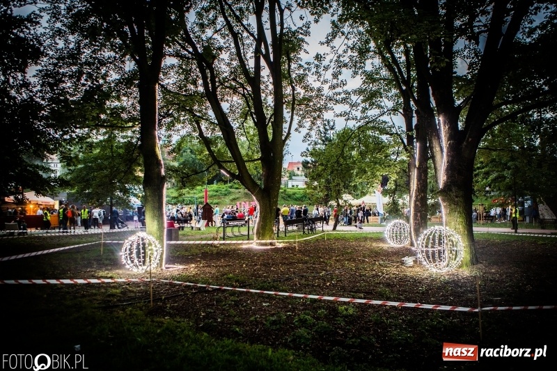 Zdjęcie w galerii na portalu naszraciborz.pl: INTRO Festival to nie tylko muzyka, ale i ŚWIATŁO. Mapping 3D kaplicy FOTO i WIDEO wiadomości z regionu