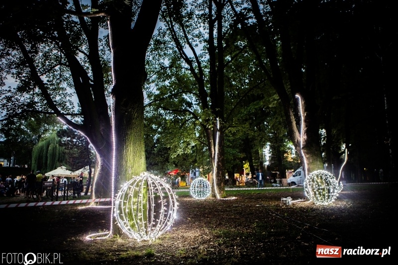 Zdjęcie w galerii na portalu naszraciborz.pl: INTRO Festival to nie tylko muzyka, ale i ŚWIATŁO. Mapping 3D kaplicy FOTO i WIDEO wiadomości z regionu
