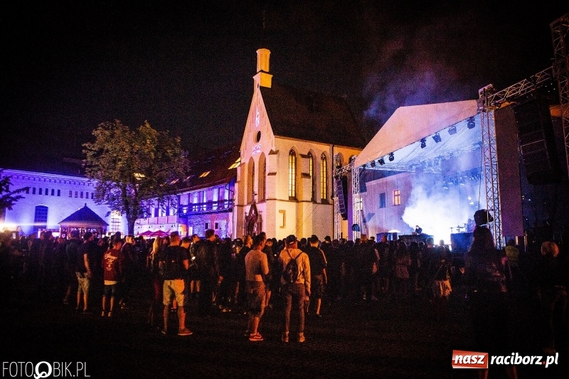 Zdjęcie w galerii na portalu naszraciborz.pl: INTRO Festival to nie tylko muzyka, ale i ŚWIATŁO. Mapping 3D kaplicy FOTO i WIDEO wiadomości z regionu