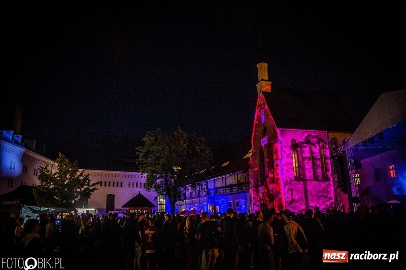 Zdjęcie w galerii na portalu naszraciborz.pl: INTRO Festival to nie tylko muzyka, ale i ŚWIATŁO. Mapping 3D kaplicy FOTO i WIDEO wiadomości z regionu