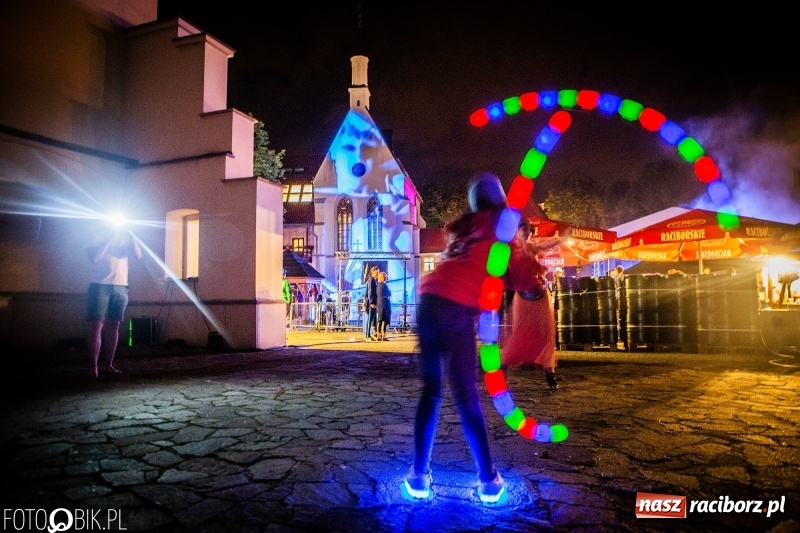 Zdjęcie w galerii na portalu naszraciborz.pl: INTRO Festival to nie tylko muzyka, ale i ŚWIATŁO. Mapping 3D kaplicy FOTO i WIDEO wiadomości z regionu