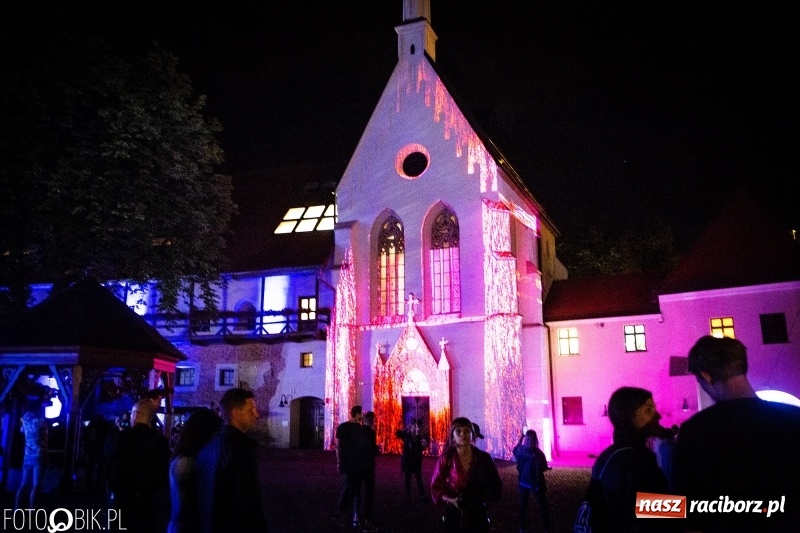 Zdjęcie w galerii na portalu naszraciborz.pl: INTRO Festival to nie tylko muzyka, ale i ŚWIATŁO. Mapping 3D kaplicy FOTO i WIDEO wiadomości z regionu