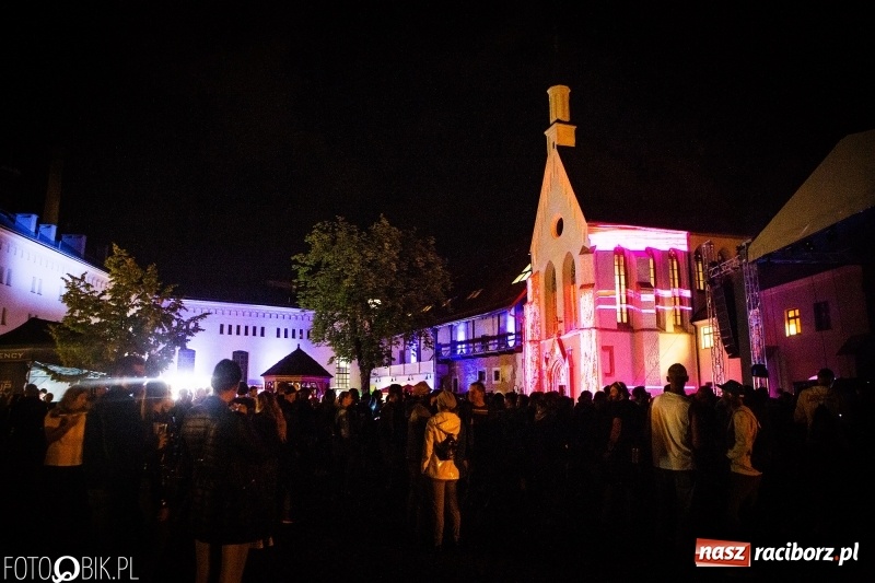 Zdjęcie w galerii na portalu naszraciborz.pl: INTRO Festival to nie tylko muzyka, ale i ŚWIATŁO. Mapping 3D kaplicy FOTO i WIDEO wiadomości z regionu