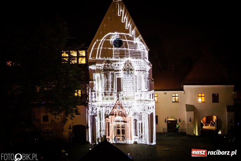 Zdjęcie w galerii na portalu naszraciborz.pl: INTRO Festival to nie tylko muzyka, ale i ŚWIATŁO. Mapping 3D kaplicy FOTO i WIDEO wiadomości z regionu