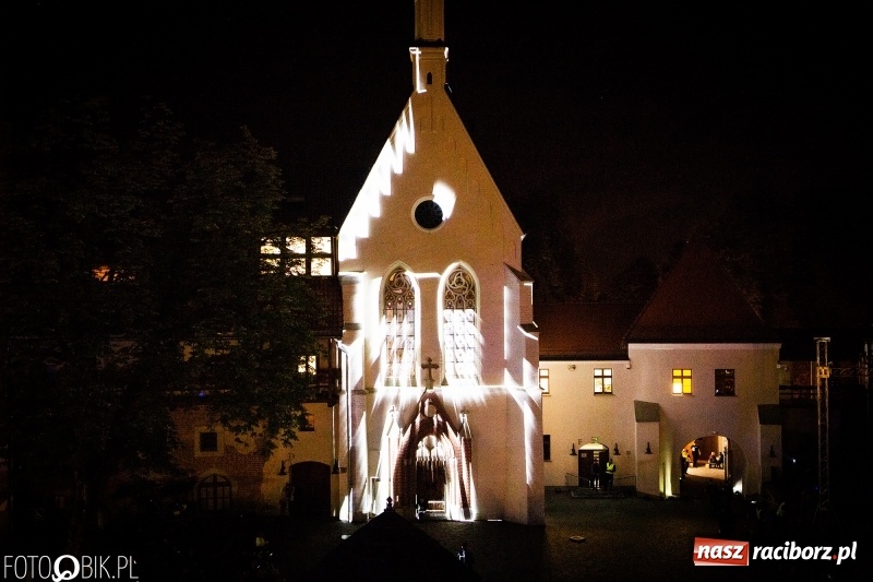 Zdjęcie w galerii na portalu naszraciborz.pl: INTRO Festival to nie tylko muzyka, ale i ŚWIATŁO. Mapping 3D kaplicy FOTO i WIDEO wiadomości z regionu
