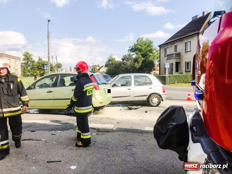 Zdjęcie w galerii na portalu naszraciborz.pl: Zderzenie forda i nissana w Rzuchowie  wiadomości z regionu