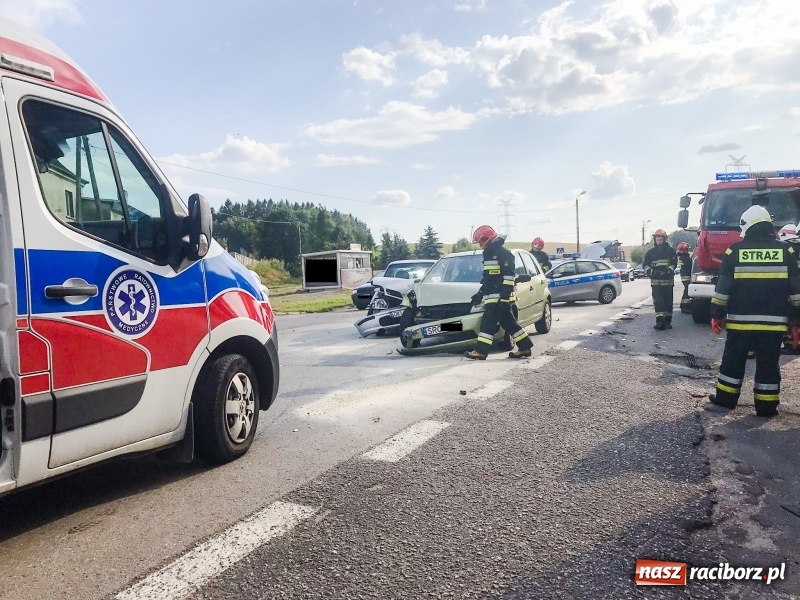 Zdjęcie w galerii na portalu naszraciborz.pl: Zderzenie forda i nissana w Rzuchowie  wiadomości z regionu