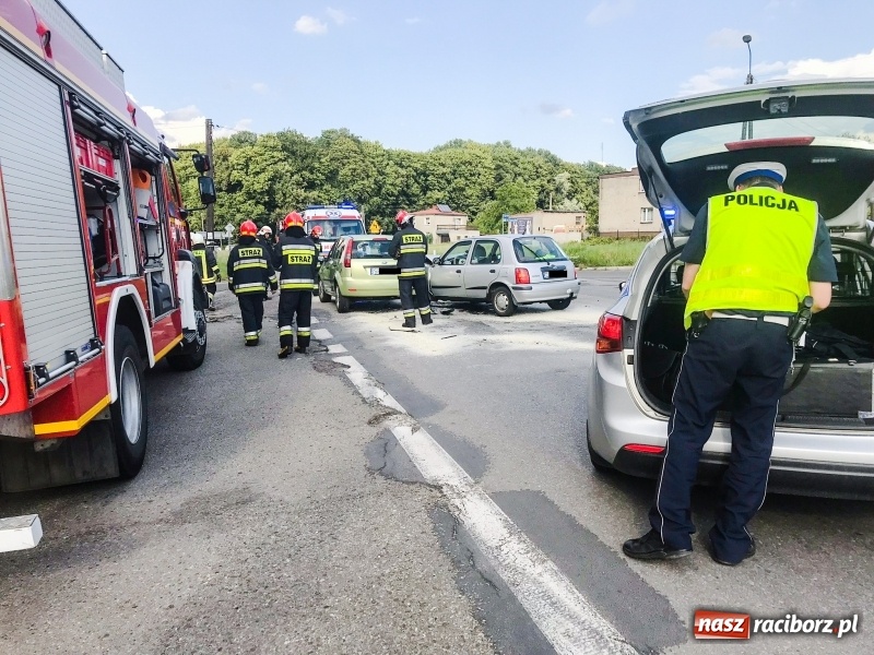 Zdjęcie w galerii na portalu naszraciborz.pl: Zderzenie forda i nissana w Rzuchowie  wiadomości z regionu