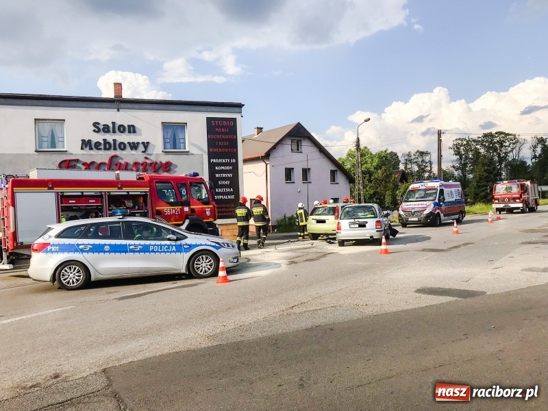 Zdjęcie w galerii na portalu naszraciborz.pl: Zderzenie forda i nissana w Rzuchowie  wiadomości z regionu