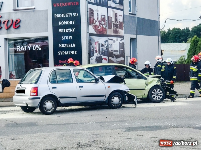 Zdjęcie w galerii na portalu naszraciborz.pl: Zderzenie forda i nissana w Rzuchowie  wiadomości z regionu