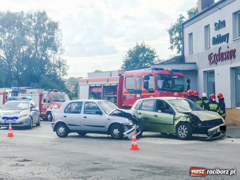 Zdjęcie w galerii na portalu naszraciborz.pl: Zderzenie forda i nissana w Rzuchowie  wiadomości z regionu