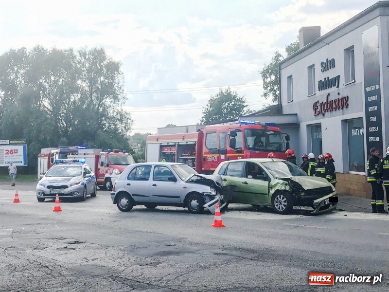 Zdjęcie w galerii na portalu naszraciborz.pl: Zderzenie forda i nissana w Rzuchowie  wiadomości z regionu