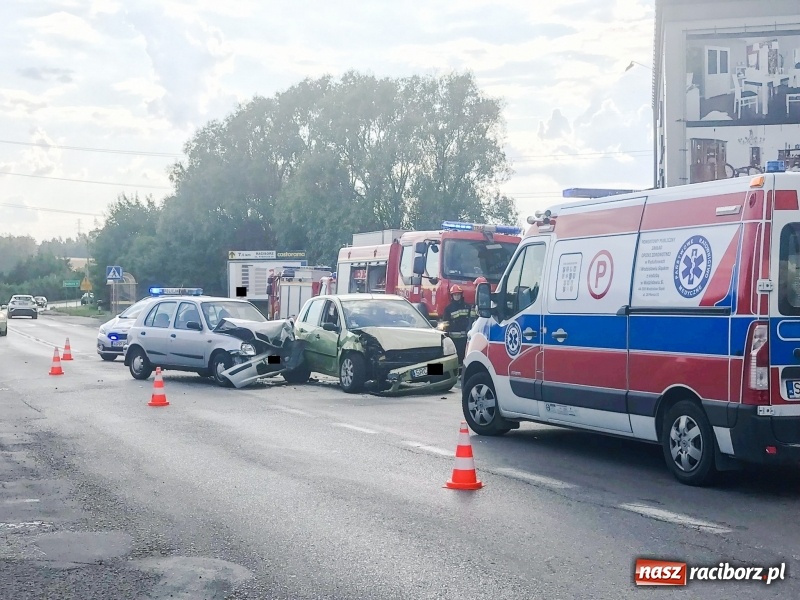 Zdjęcie w galerii na portalu naszraciborz.pl: Zderzenie forda i nissana w Rzuchowie  wiadomości z regionu