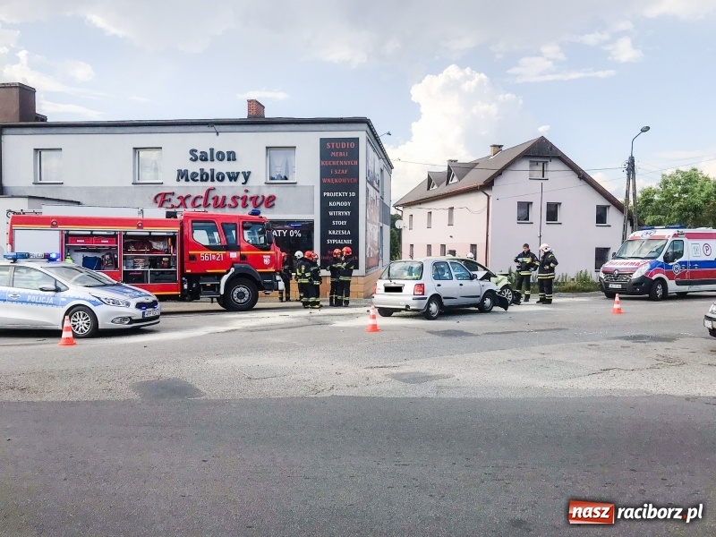 Zdjęcie w galerii na portalu naszraciborz.pl: Zderzenie forda i nissana w Rzuchowie  wiadomości z regionu
