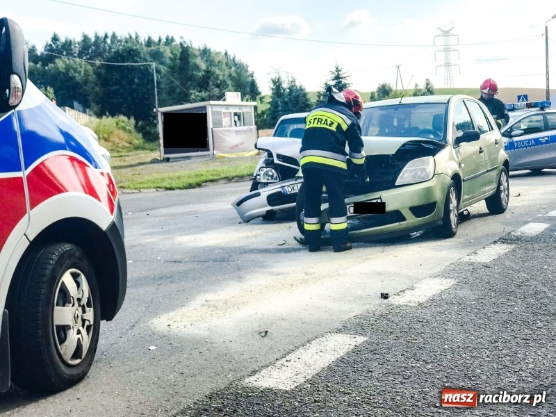 Zdjęcie w galerii na portalu naszraciborz.pl: Zderzenie forda i nissana w Rzuchowie  wiadomości z regionu