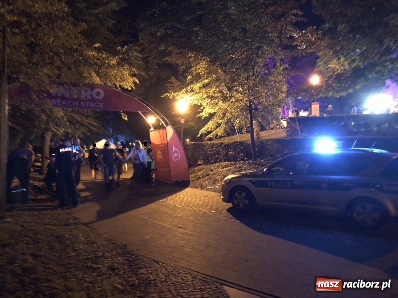 Zdjęcie w galerii na portalu naszraciborz.pl: Błyskawiczna nocna interwencja policji na INTRO  wiadomości z regionu