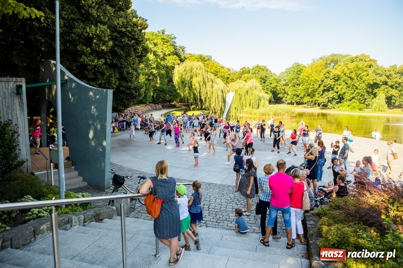 Zdjęcie w galerii na portalu naszraciborz.pl: Gorące latino w Parku Roth z Akademią Fitness wiadomości z regionu