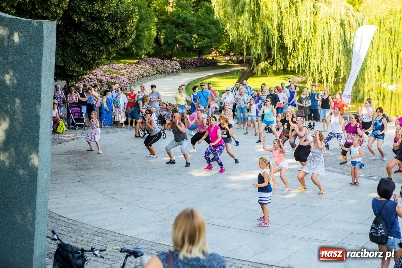 Zdjęcie w galerii na portalu naszraciborz.pl: Gorące latino w Parku Roth z Akademią Fitness wiadomości z regionu