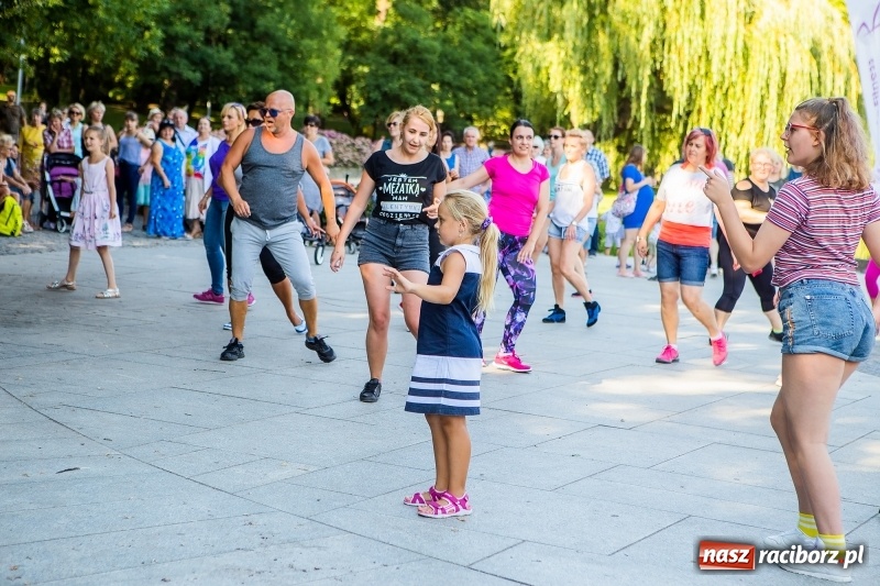 Zdjęcie w galerii na portalu naszraciborz.pl: Gorące latino w Parku Roth z Akademią Fitness wiadomości z regionu