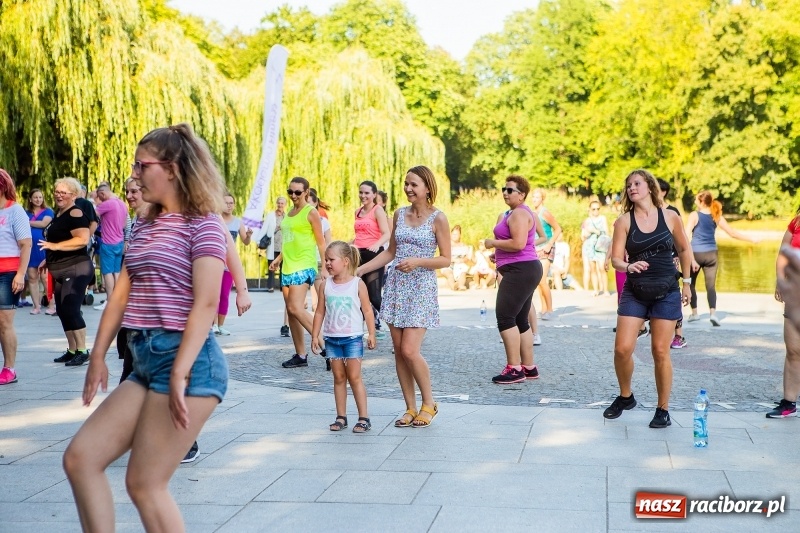 Zdjęcie w galerii na portalu naszraciborz.pl: Gorące latino w Parku Roth z Akademią Fitness wiadomości z regionu