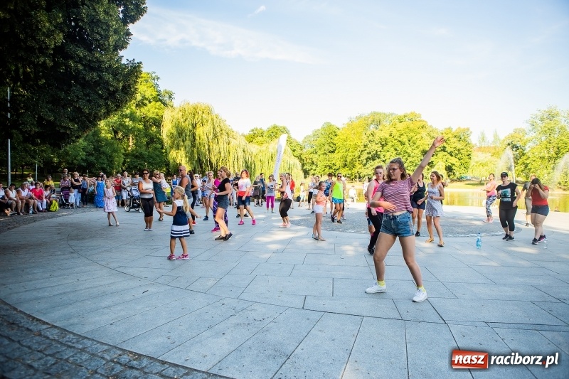 Zdjęcie w galerii na portalu naszraciborz.pl: Gorące latino w Parku Roth z Akademią Fitness wiadomości z regionu