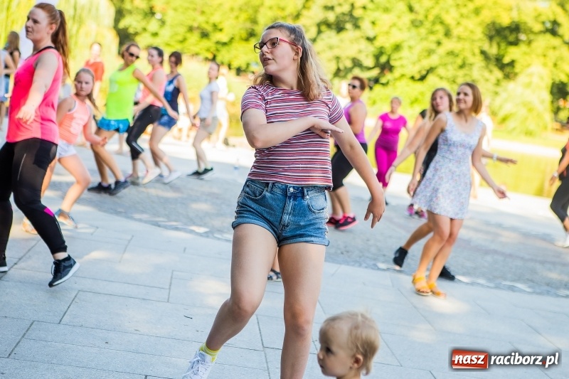 Zdjęcie w galerii na portalu naszraciborz.pl: Gorące latino w Parku Roth z Akademią Fitness wiadomości z regionu