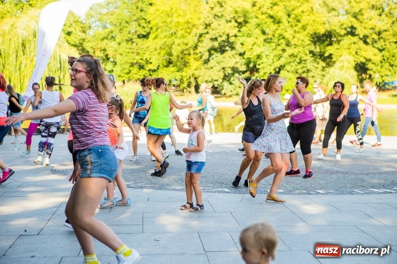 Zdjęcie w galerii na portalu naszraciborz.pl: Gorące latino w Parku Roth z Akademią Fitness wiadomości z regionu