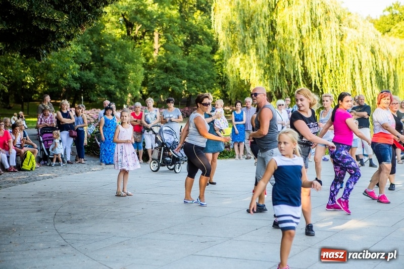 Zdjęcie w galerii na portalu naszraciborz.pl: Gorące latino w Parku Roth z Akademią Fitness wiadomości z regionu