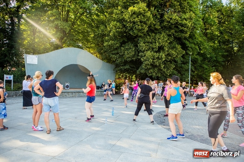 Zdjęcie w galerii na portalu naszraciborz.pl: Gorące latino w Parku Roth z Akademią Fitness wiadomości z regionu