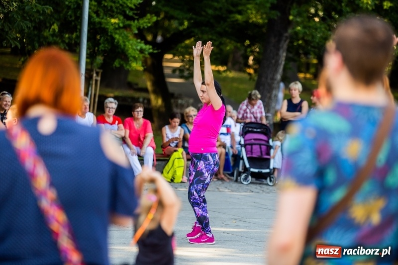 Zdjęcie w galerii na portalu naszraciborz.pl: Gorące latino w Parku Roth z Akademią Fitness wiadomości z regionu