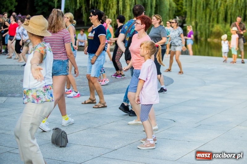 Zdjęcie w galerii na portalu naszraciborz.pl: Gorące latino w Parku Roth z Akademią Fitness wiadomości z regionu