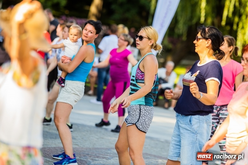 Zdjęcie w galerii na portalu naszraciborz.pl: Gorące latino w Parku Roth z Akademią Fitness wiadomości z regionu