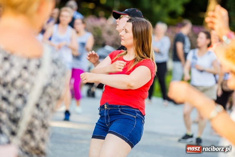 Zdjęcie w galerii na portalu naszraciborz.pl: Gorące latino w Parku Roth z Akademią Fitness wiadomości z regionu