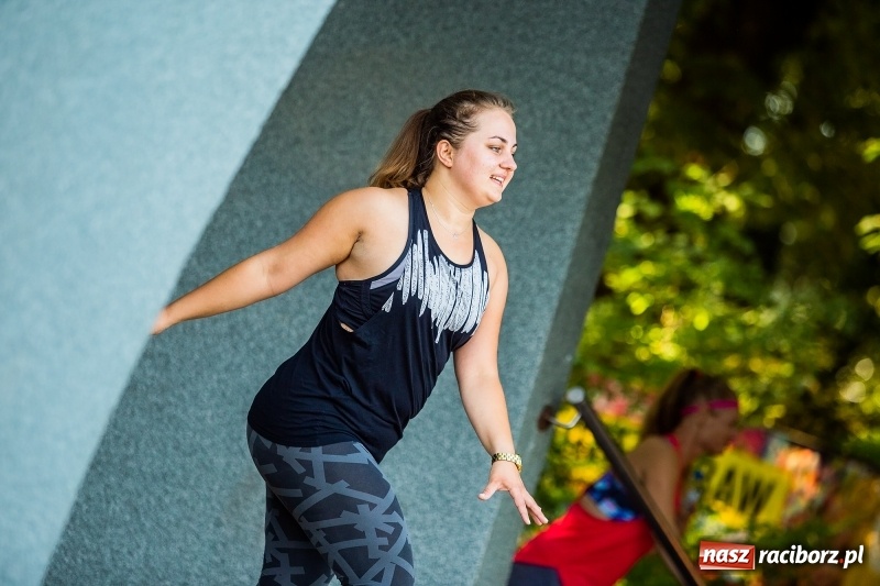 Zdjęcie w galerii na portalu naszraciborz.pl: Gorące latino w Parku Roth z Akademią Fitness wiadomości z regionu