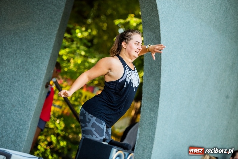 Zdjęcie w galerii na portalu naszraciborz.pl: Gorące latino w Parku Roth z Akademią Fitness wiadomości z regionu