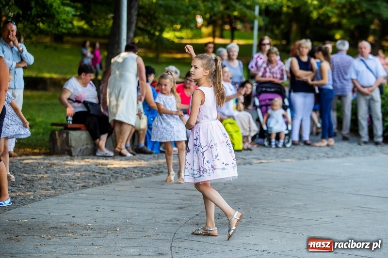 Zdjęcie w galerii na portalu naszraciborz.pl: Gorące latino w Parku Roth z Akademią Fitness wiadomości z regionu