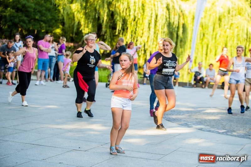 Zdjęcie w galerii na portalu naszraciborz.pl: Gorące latino w Parku Roth z Akademią Fitness wiadomości z regionu