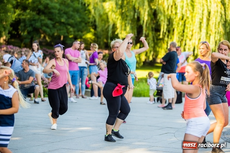 Zdjęcie w galerii na portalu naszraciborz.pl: Gorące latino w Parku Roth z Akademią Fitness wiadomości z regionu