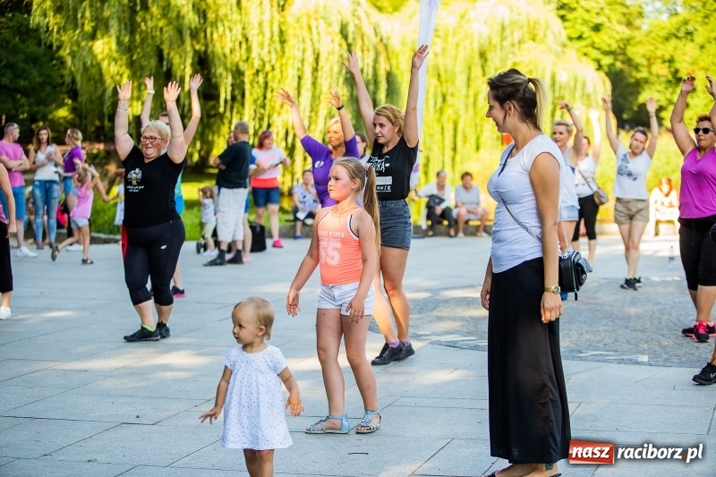 Zdjęcie w galerii na portalu naszraciborz.pl: Gorące latino w Parku Roth z Akademią Fitness wiadomości z regionu