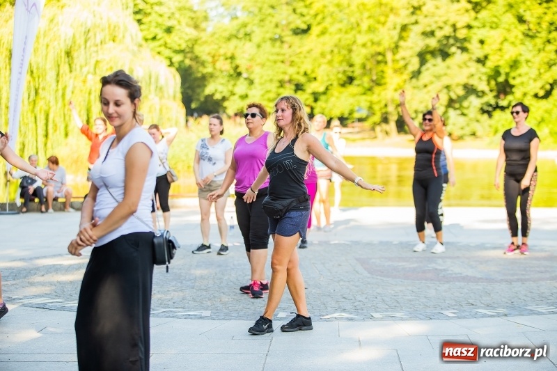 Zdjęcie w galerii na portalu naszraciborz.pl: Gorące latino w Parku Roth z Akademią Fitness wiadomości z regionu