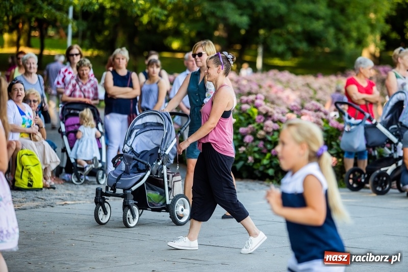 Zdjęcie w galerii na portalu naszraciborz.pl: Gorące latino w Parku Roth z Akademią Fitness wiadomości z regionu