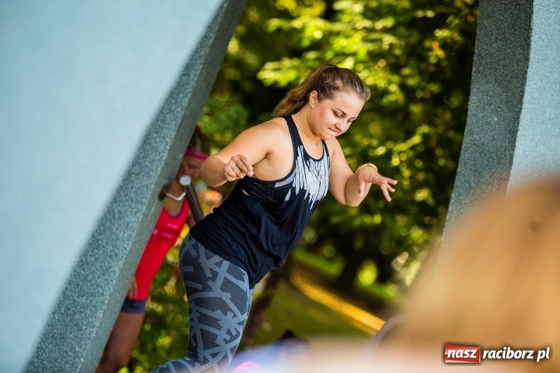 Zdjęcie w galerii na portalu naszraciborz.pl: Gorące latino w Parku Roth z Akademią Fitness wiadomości z regionu