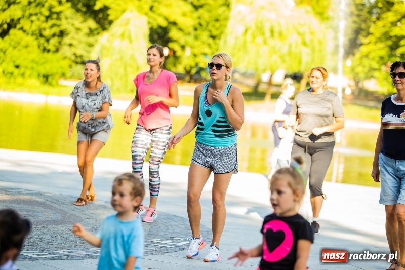 Zdjęcie w galerii na portalu naszraciborz.pl: Gorące latino w Parku Roth z Akademią Fitness wiadomości z regionu