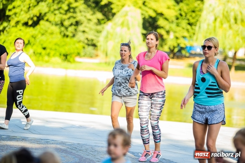 Zdjęcie w galerii na portalu naszraciborz.pl: Gorące latino w Parku Roth z Akademią Fitness wiadomości z regionu