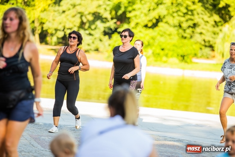 Zdjęcie w galerii na portalu naszraciborz.pl: Gorące latino w Parku Roth z Akademią Fitness wiadomości z regionu