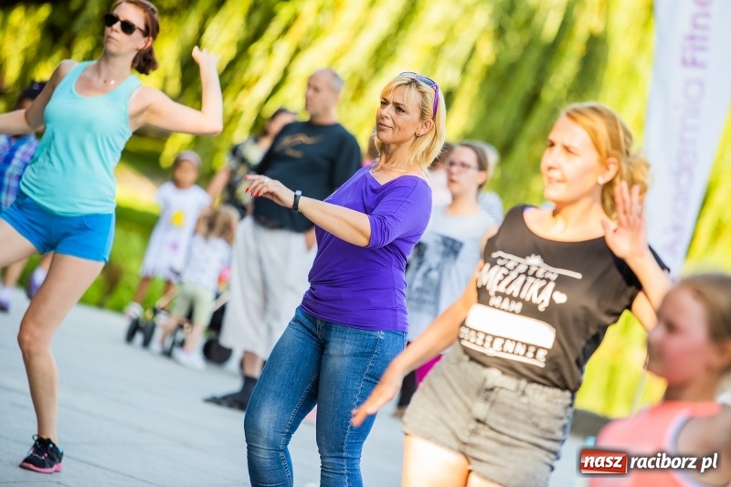 Zdjęcie w galerii na portalu naszraciborz.pl: Gorące latino w Parku Roth z Akademią Fitness wiadomości z regionu
