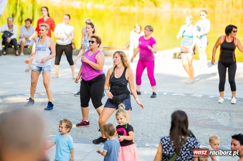 Zdjęcie w galerii na portalu naszraciborz.pl: Gorące latino w Parku Roth z Akademią Fitness wiadomości z regionu