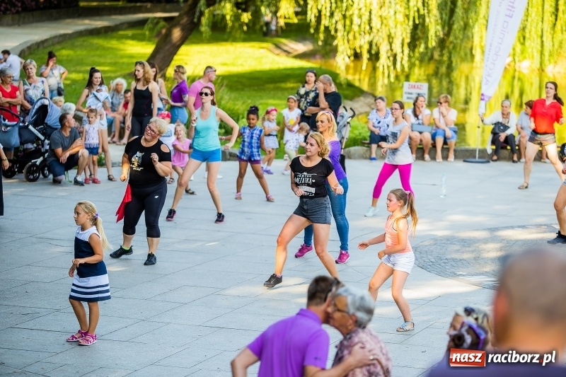 Zdjęcie w galerii na portalu naszraciborz.pl: Gorące latino w Parku Roth z Akademią Fitness wiadomości z regionu