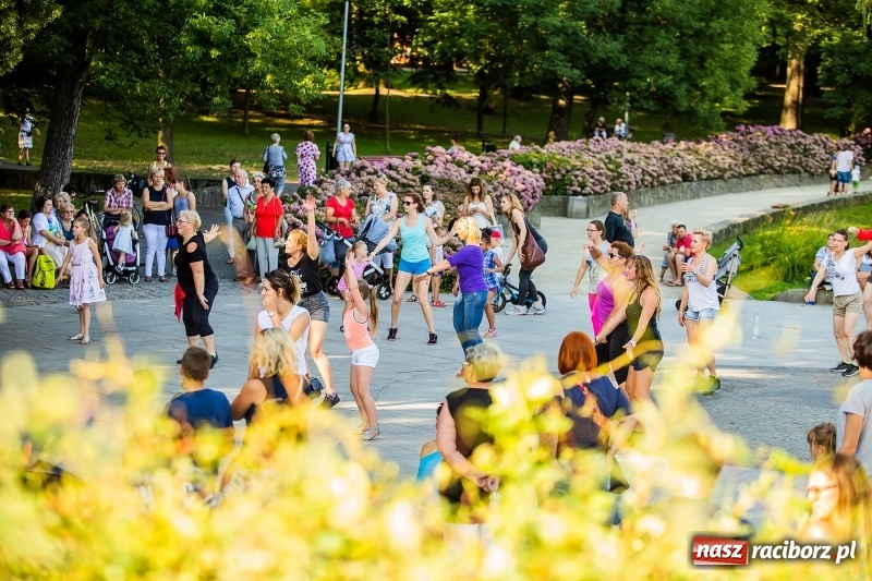 Zdjęcie w galerii na portalu naszraciborz.pl: Gorące latino w Parku Roth z Akademią Fitness wiadomości z regionu