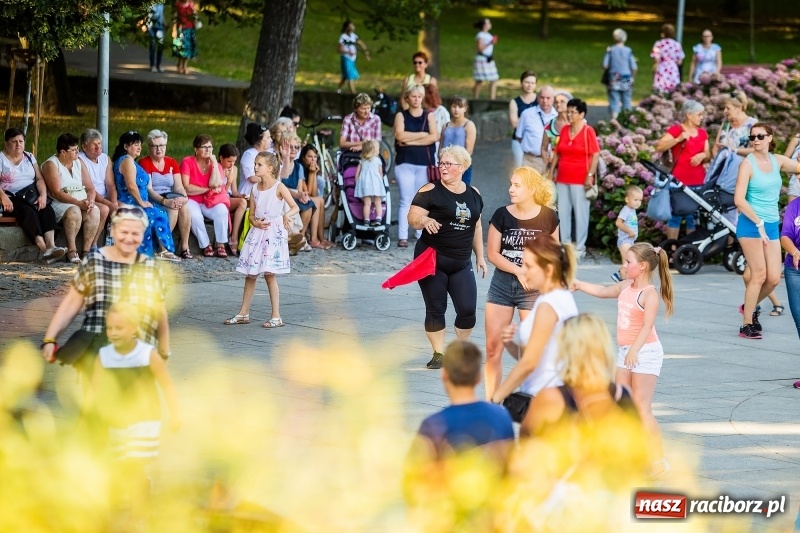 Zdjęcie w galerii na portalu naszraciborz.pl: Gorące latino w Parku Roth z Akademią Fitness wiadomości z regionu